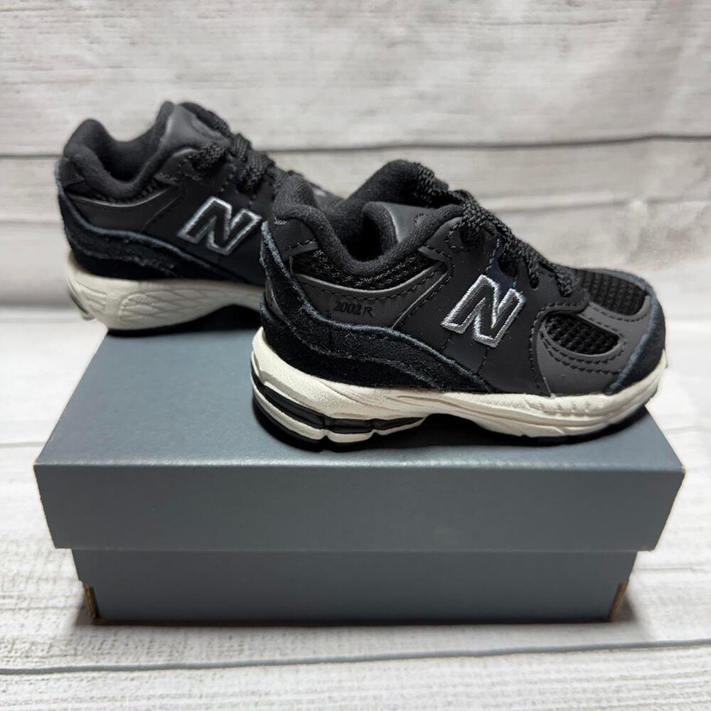 New balance 2002r black infant 4c